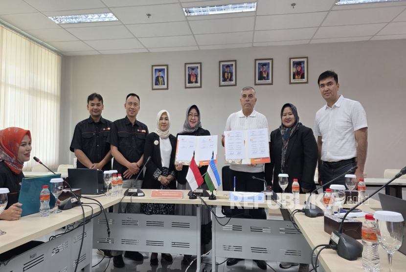 Penandatanganan kerja sama Rektor Termez University of Economics and Service Uzbekistan dan Dekan FPEB UPI