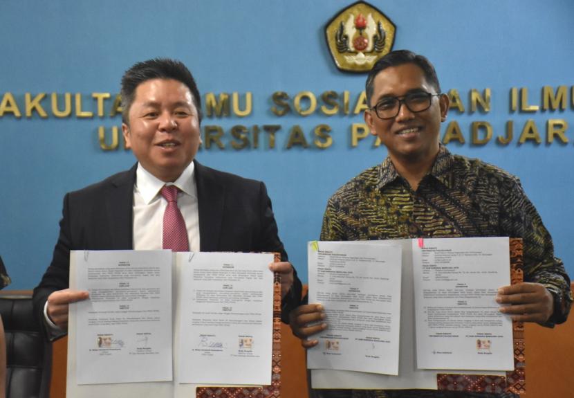 Penandatanganan kerja sama yang dilakukan oleh Rudy Kangdra selaku Direktur Utama PT DSMJ dengan Prof Dr R Widya Setiabudi Sumadinata, SSi SIP MT (Han) selaku Dekan FISIP Unpad, belum lama ini di Unpad Jatinangor. 