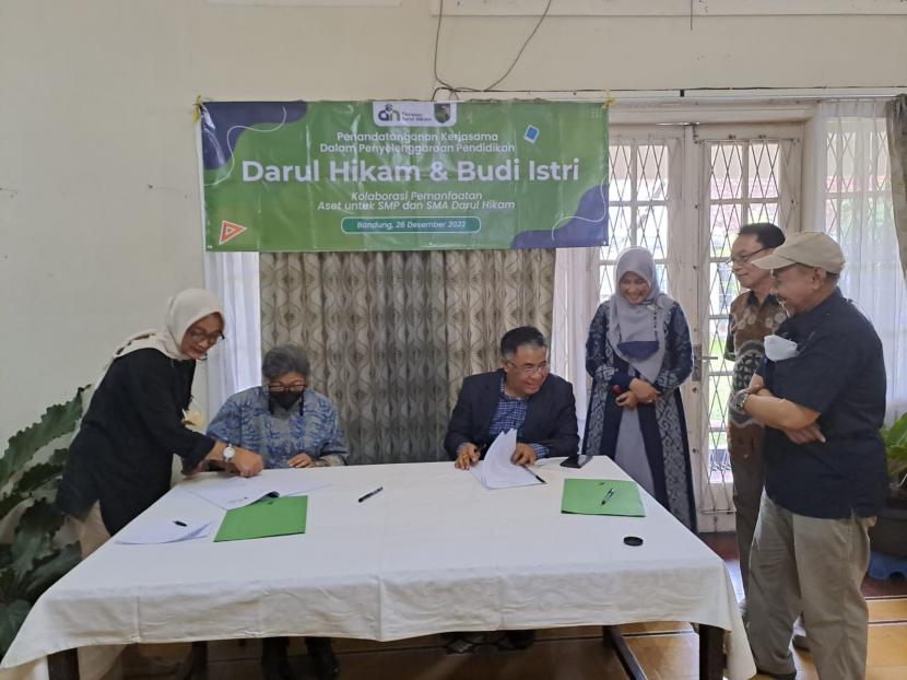 Penandatanganan kerja sama Yayasan Darul Hikam dan Perkumpulan Budi Istri, Senin (26/12).