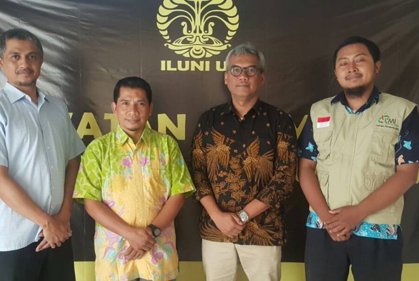 penandatanganan kerjasama antara Arief Budhy Hardono, Ketua Ikatan Alumni Universitas Indonesia, dan Agung Heru Setiawan, Direktur Utama LazNas LMI. 