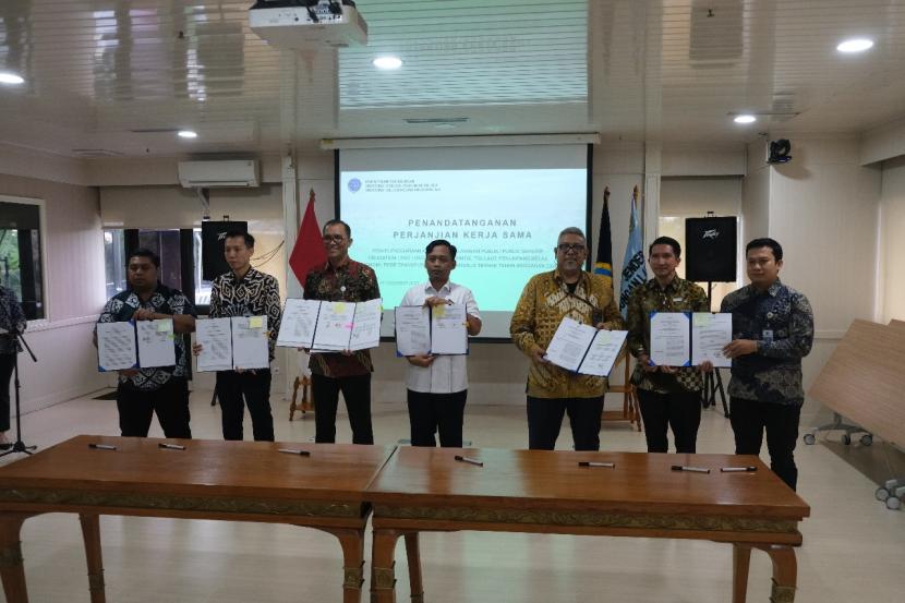 Penandatanganan kerjasama antara Kementerian Perhubungan dengan PT Djakarta Lloyd dalam penambahan trayek tol laut.