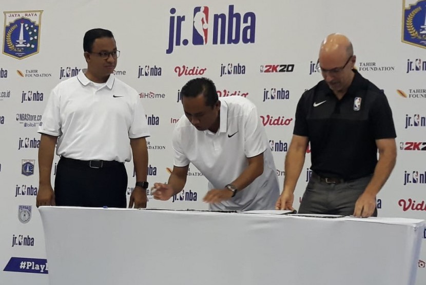 Penandatanganan kerjasama antara Pemprov DKI Jakarta dengan National Basketball Association (NBA) untuk memadukan kurikulum olahraga basket dan pengembangan kebugaran di seluruh sekolah di Jakarta, Kamis (17/10). 