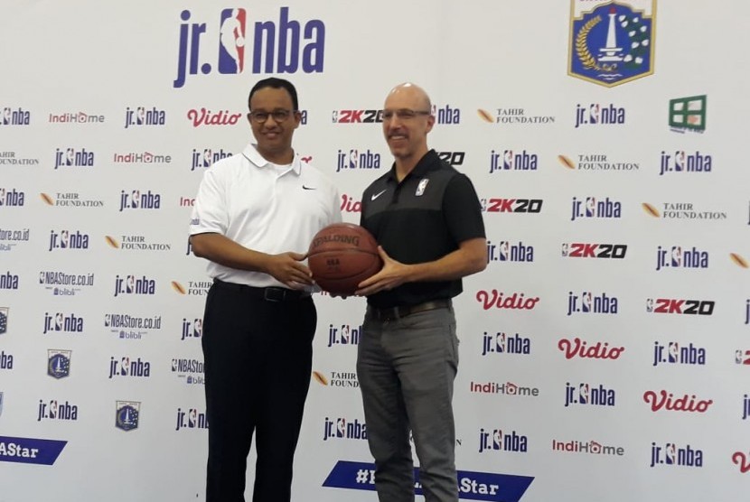 Penandatanganan kerjasama antara Pemprov DKI Jakarta dengan National Basketball Association (NBA) untuk memadukan kurikulum olahraga basket dan pengembangan kebugaran di seluruh sekolah di Jakarta, Kamis (17/10). 