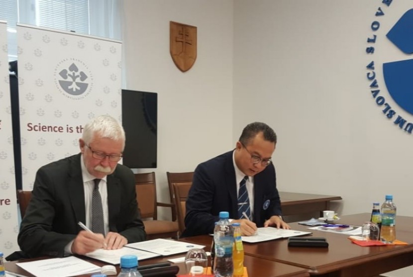 Penandatanganan kerjasama antara Rektor IPB Arif Satria dengan President Slovakia Academy of Science (SAS) Prof Pavol  Sajgalik. SAS adalah lembaga setara LIPI di Bratislava