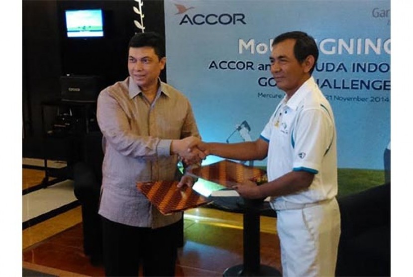 Penandatanganan kerjasama Garuda Indonesia-Accor dalam penyelenggaraan 'Garuda Indonesia Golf Challenge 2014-2015'