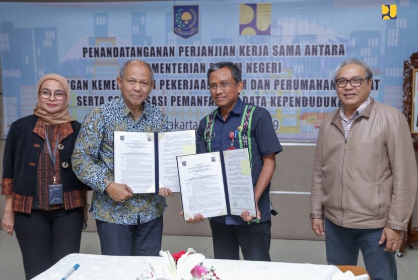 Penandatanganan kerjasama Kementerian PUPR dan Kemendagri untuk meningkatkan ketepatan data tenaga kerja konstruksi. MoU ditandatangani Sekretaris Direktorat Jenderal Bina Konstruksi Kementerian PUPR Yaya Supriyatna dan Direktur Fasilitasi Pemanfaatan Data dan Dokumen Kependudukan Ditjen Dukcapil Kemendagri Gunawan di Jakarta, Jumat (25/1). 