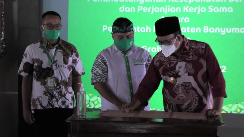 Penandatanganan kerjasama pada Selasa (26/7/22) oleh Bupati Achmad Husein dan Region Head of West Java & Central Java Grab Indonesia Yose Tireza Arizal, di Pendopo Sipanji Purwokerto. (Pemkab Banyumas)