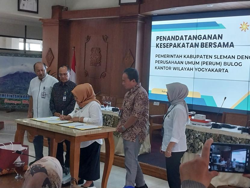  Penandatanganan kesepakatan bersama antara Pemkab Sleman dengan Bulog DIY di Aula Setda Lantai 3, Sleman, Rabu (13/9/2023).