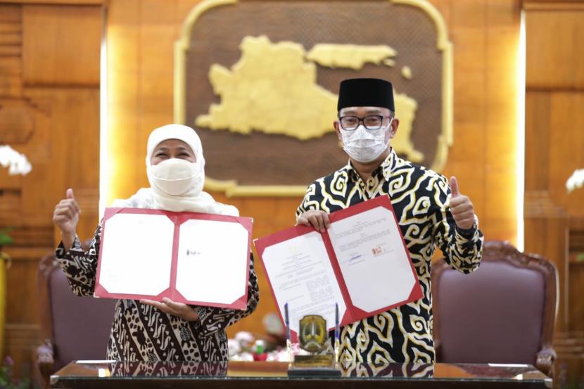 Penandatanganan kesepakatan bersama dilakukan langsung oleh Gubernur Jabar Ridwan Kamil dan Gubernur Jatim Khofifah Indar Parawansa di Gedung Grahadi Surabaya, akhir pekan lalu.