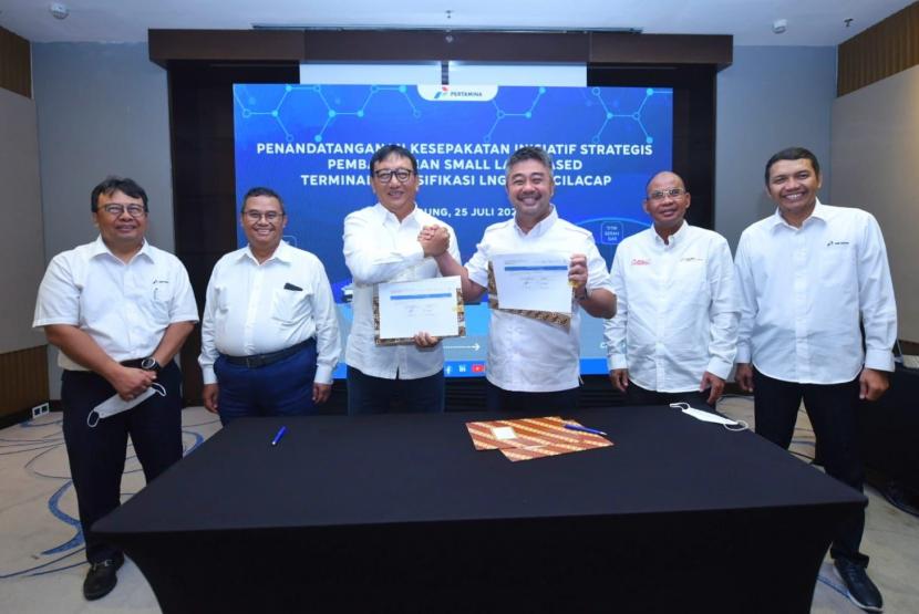 Penandatanganan Kesepakatan Inisiatif Strategis Pembangunan Small Land Based Terminal Regasifikasi LNG RU IV Cilacap, 25 Juli 2022.
