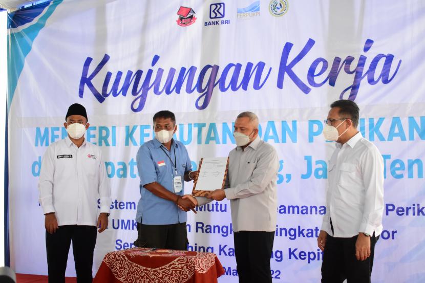 Penandatanganan kesepakatan/MoU pembelian udang oleh Eko Djalmo selaku Direktur Utama Bintang Tirta Semesta dengan Serikat Petambak Pantura Indonesia (SPPI). 