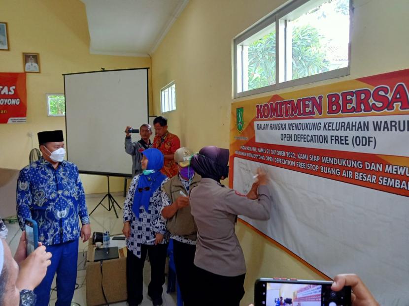Penandatanganan komitmen bersama dalam mewujudkan kelurahan ODF di depan Wali Kota Sukabumi Achmad Fahmi di Kelurahan/Kecamatan Warudoyong, Kota Sukabumi, Kamis (20/10/2022)