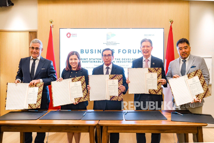 Penandatanganan komitmen investasi untuk pembangunan kawasan industri hijau di Paviliun Indonesia, World Expo 2025 Osaka, Kamis (29/5/2025).