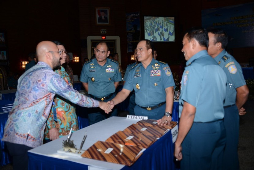 Penandatanganan Kontrak Kolektif Pengadaan  Barang dan Jasa TA 2016 yang disaksikan oleh Kepala Staf Angkatan Laut, Laksamana TNI Ade Supandi di Auditorium Denma Mabesal, Cilangkap Jakarta Timur, Kamis (7/1).