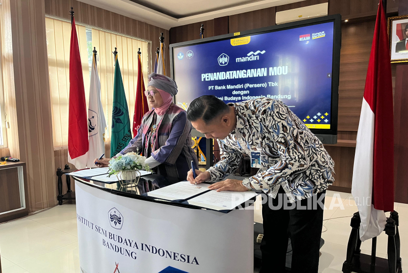 Penandatanganan Memorandum of Understanding (MOU) dan Perjanjian Kerja Sama (PKS), oleh Vice President Bank Mandiri Area Bandung Asia Afrika Hari Mulyana dan Rektor Institut Seni Budaya Indonesia Dr Retno Dwimarwati 