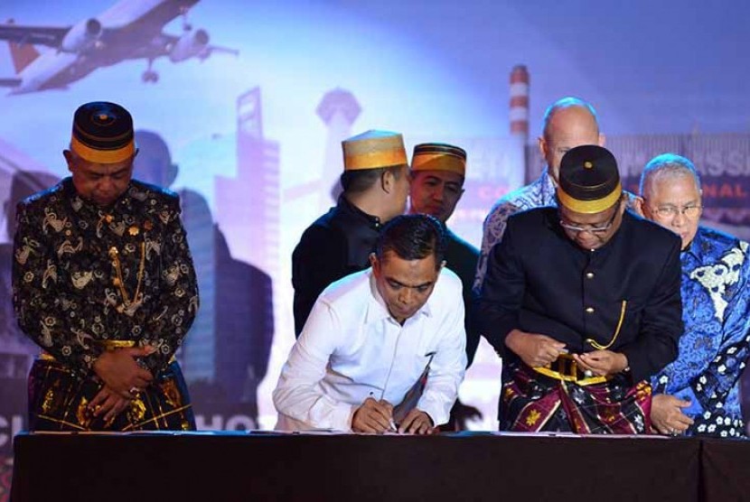 Penandatanganan Memorandum of Understanding (MoU) Program Penanggulangan Terorisme Berupa Kerjasama Sosial Pemberian Fasilitas Penerangan Untuk Desa dan Pesantren di Wilayah Sulawesi Selatan (Sulsel).