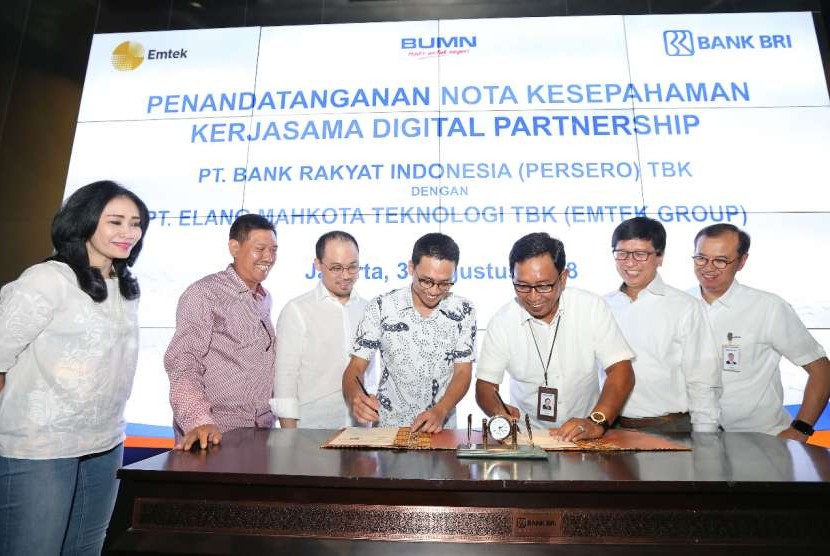 Penandatanganan Memorandum of Understanding (MoU) yang dilakukan Direktur Hubungan Kelembagaan Bank BRI Sis Apik Wijayanto dengan Direktur Utama Emtek Alvin Widarta Sariaatmadja tentang kerja sama Layanan Perbankan dan Digital Partnership, di kantor Pusat BRI, Jakarta, Jumat (31/8)