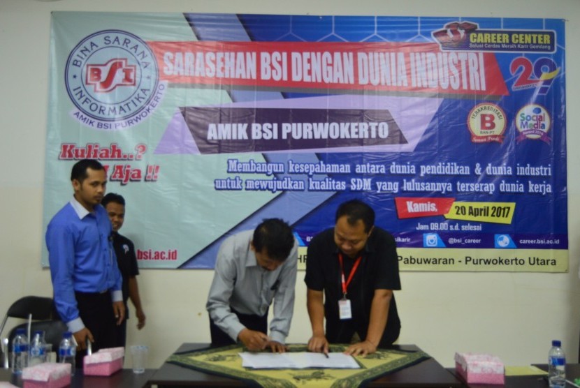 Penandatanganan MoU antara AMIK BSI Purwokerto dengan beberapa perusahaan dan pengusaha. 