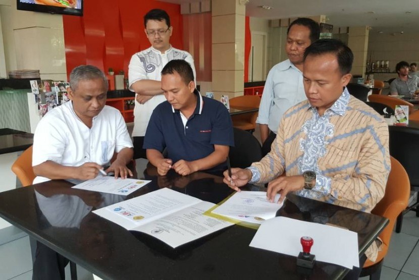 Penandatanganan MoU antara APTIKOM DKI Jakarta dengan  Asia e University (AeU)  Malaysia.  