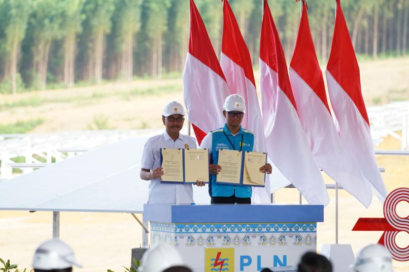 Penandatanganan MoU antara Direktur Utama PLN, Darmawan Prasodjo (kanan) dengan Kepala Otorita Ibu Kota Negara, Bambang Susantono (kiri) terkait pengembangan Green National Capacity City Ibu Kota Negara Nusantara Selasa, (2/11).