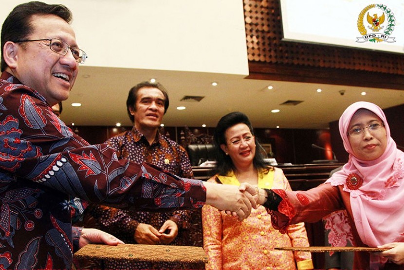  Penandatanganan MOU Dewan Perwakilan Daerah (DPD) RI dengan Komisi Perlindungan Anak Indonesia (KPAI) pada Sidang Paripurna ke-13 DPD RI di Jakarta, Kamis (13 Juni 2013).