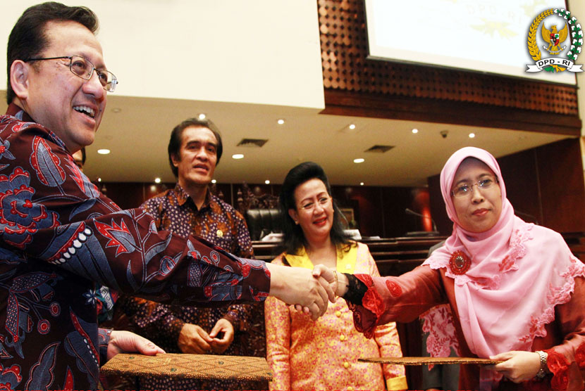   Penandatanganan MOU Dewan Perwakilan Daerah Republik Indonesia (DPD RI) dengan Komisi Perlindungan Anak Indonesia (KPAI) pada Sidang Paripurna ke-13 DPD RI, Kamis (13 Juni 2013).