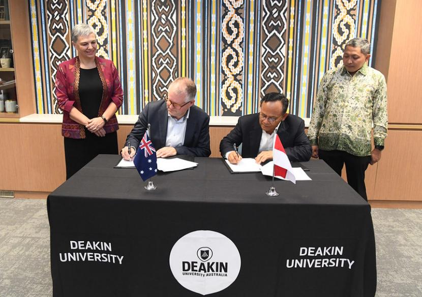 Penandatanganan MoU di bidang pendidikan antara Universitas Deakin Australia dengan sejumlah institusi pendidikan di Indonesia.