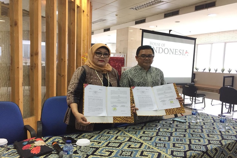Penandatanganan MoU dilakukan antara Direktur Utama Smesco Indonesia Emilia Suhaimi (kiri) dengan Direktur Bisnis HOI Sydney, Vidi Vinandar.