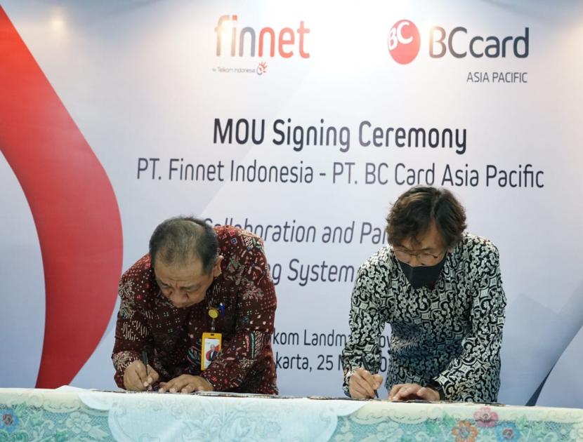 Penandatanganan MoU dilakukan oleh Direktur Operation & Innovation Finnet Aribowo (kiri) dan CEO BC Card Asia Pacific Lim Nam Hun (kanan).