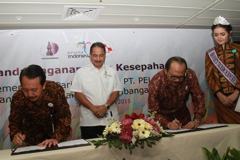 Penandatanganan MoU Kementerian Pariwisata dengan PT Pelni di KM Kelud Pelabuhan Tanjung Priok Jakarta, Jumat (31/7)