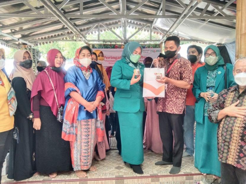 Penandatanganan MOU kemitraan UMKM antara Rumah Zakat Bekasi dengan Kopsyah Pro Ibu untuk pelatihan UMKM.