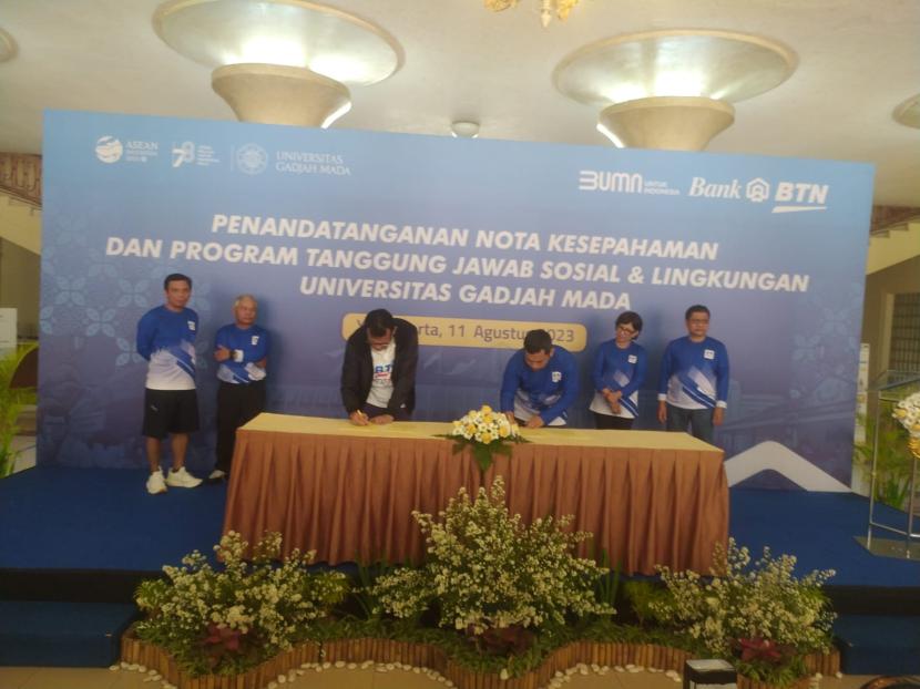 Penandatanganan MoU kerja sama antara Bank BTN dan UGM, di Yogyakarta, Jumat (11/8/2023).