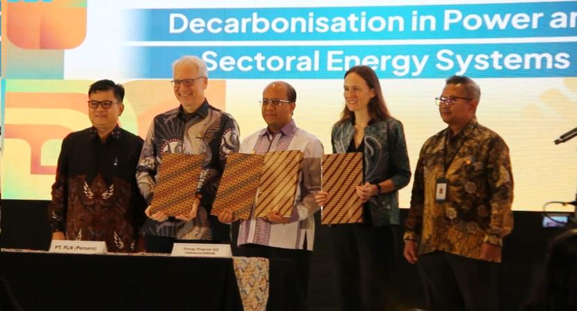 Penandatanganan MoU kerja sama transisi energi antara PLN dengan GIZ dan KfW, di Jakarta, Rabu (11/9/2024).