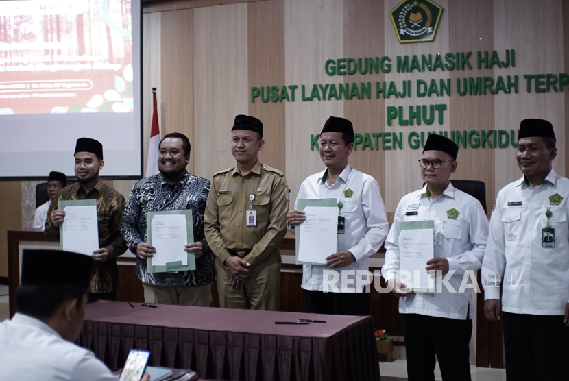 Penandatanganan MoU komitmen pengembangan hutan wakaf di Gunungkidul antara Kemenag Kabupaten Gunungkidul, BWI Gunungkidul dan MOSAIC, DIY, Rabu (11/3/2025).