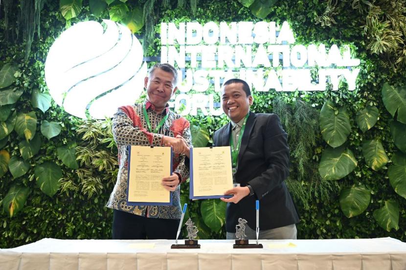 Penandatanganan MoU Layanan Green Energy as a Services melalui Renewable Energy Certificate (REC) antara PLN dan Ajinomoto Indonesia yang dilakukan oleh Vice President Enterprise Solution, Faisal Muslim dan Presiden Direktur Ajinomoto Indonesia, Naoto Minemura dalam gelaran Indonesia International Sustainability Forum (IISF) 2024 di Jakarta Convention Center (JCC).