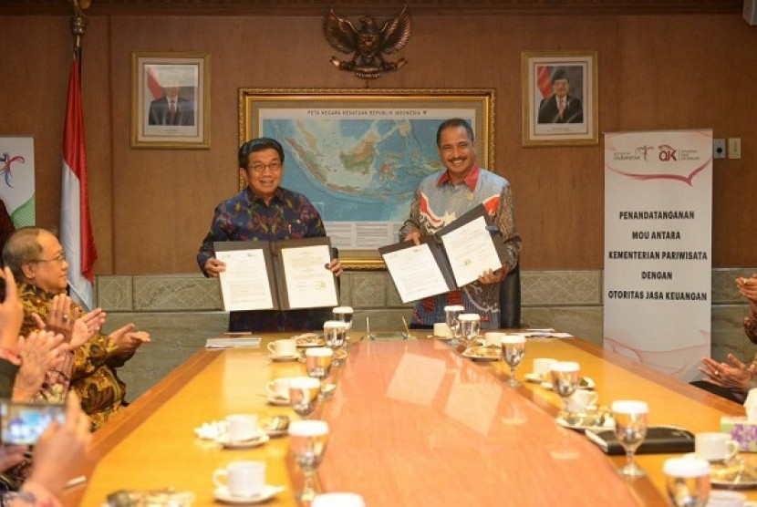 Penandatanganan MoU oleh Muliaman D Hadad dan Menteri Pariwisata Arief Yahya di Kementerian Pariwisata, Selasa (19/4).