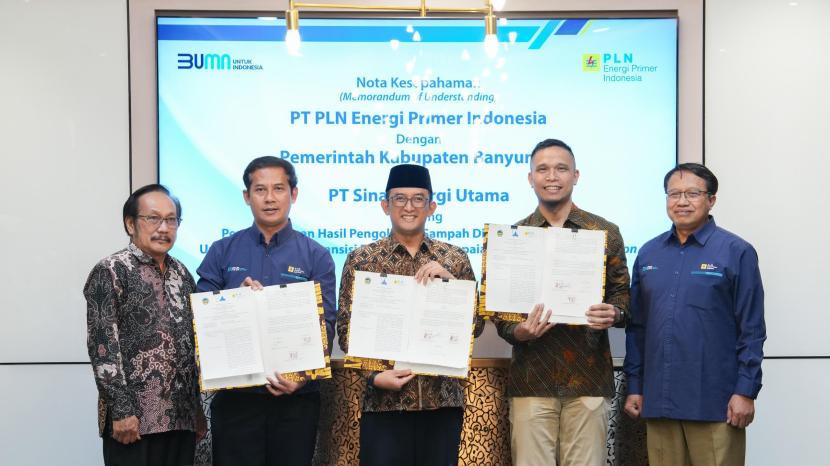 Penandatanganan MoU pengolahan sampah menjadi bahan baku co-firing biomassa yang dilakukan oleh Direktur Biomassa PLN EPI, Antonius Aris Sudjatmiko (Dua dari Kiri), Penjabat Bupati Banyumas, Hanung Cahyo Saputro (Tengah), dan Direktur Utama PT Sinar Energi Utama, Taufiqqullah Ande (dua dari kanan) dan disaksikan oleh Direktur Utama PLN EPI, Iwan Agung Firstantara (Kanan) dan Ketua DPRD Kab. Banyumas, Budhi Setiawan (Kiri) pada Selasa (2/7) di Jakarta Selatan.