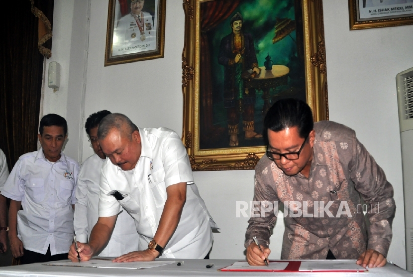 Penandatanganan MoU Rusunami oleh Gubernur Sumatra Selatan Alex Noerdin (berbaju putih)