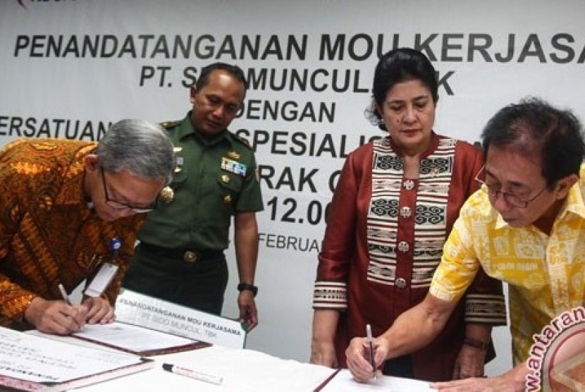 Penandatanganan MoU terkait operasi katarak gratis di RSCM Kirana, Jakarta, Selasa (16/2).