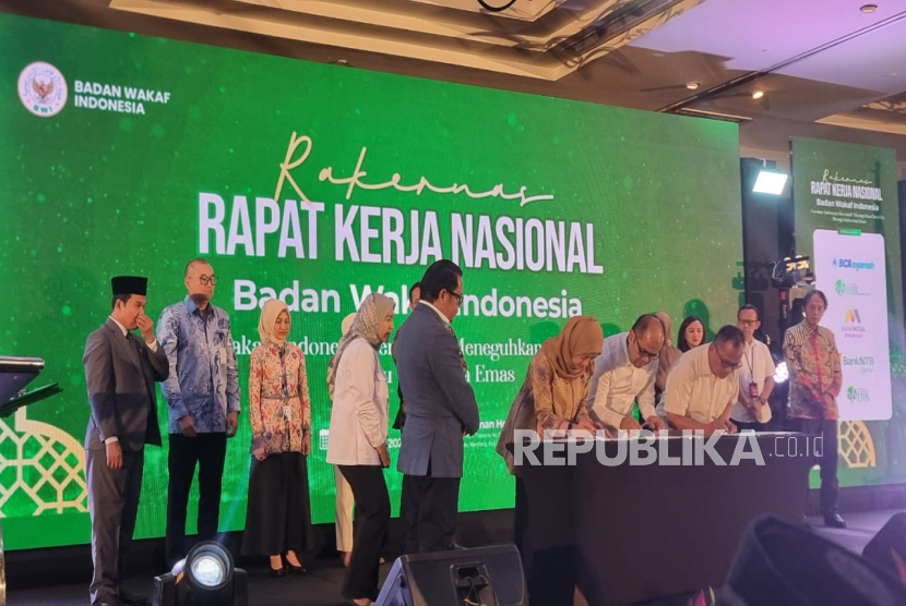 Penandatanganan Nota Kesepahaman antara Badan Wakaf Indonesie (BWI) dengan beberapa mitra stakeholder diantaranya Ketua MOSAIC Nur Hasan Murtiaji di Hotel Pulman, Jakarta, Selasa (5/8/2025).