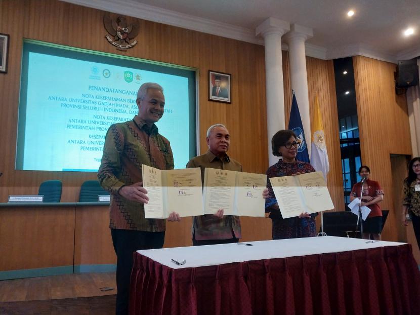  Penandatanganan nota kesepahaman bersama antara UGM dengan Pemerintah Provinsi Jawa Tengah dan Provinsi Kabupaten Siak. 