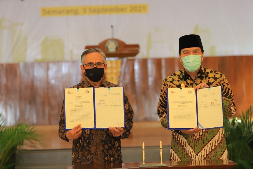 Penandatanganan Nota Kesepahaman dilakukan oleh Ketua Dewan Komisioner OJK Wimboh Santoso dan Rektor Undip Yos Johan Utama di Gedung Kewirausahaan, FEB Undip, Semarang, Jumat (3/9).