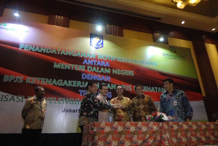 Penandatanganan nota kesepahaman ditandatangani Menteri Dalam Negeri Tjahjo Kumolo yang diwakili Sekretaris Jenderal (Sekjen) Kemendagri Yuswandi A Temenggung, Direktur Utama BPJS Ketenagakerjaan Elvyn G Masassya, dan Direktur Utama BPJS Kesehatan Fachmi I