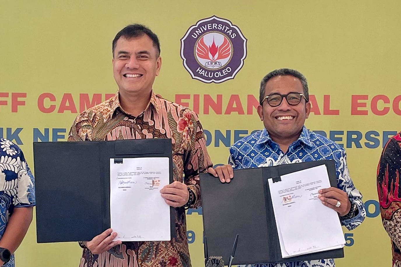 Penandatanganan Nota Kesepahaman (MoU) tentang Ekosistem Keuangan Perguruan Tinggi antara Institutional Banking 2 Division Head BNI, Efrizal, dan Rektor UHO Muhammad Zamrun, di Grha BNI, Jakarta, Rabu (19/2/2025).