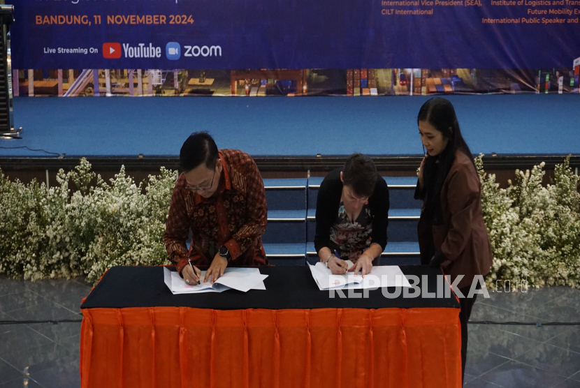 Penandatanganan Nota Kesepahaman (MoU) ULBI dengan Chartered Institute of Logistics and Transport (CILT). 