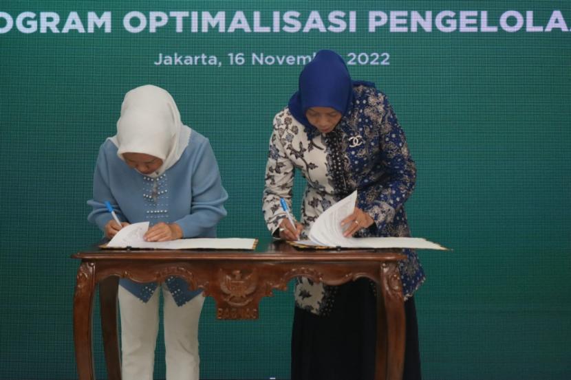 Penandatanganan Nota Kesepahaman (MoU) yang dilakukan oleh Pimpinan Baznas RI Saidah Sakwan MA, dan Ketua IAPI, Ketua KOHK Sektor Publik/Syariah dan KSMPs Dra Ellya Noorlisyati, Ak, CPA, di Jakarta, Rabu (16/11/2022). 