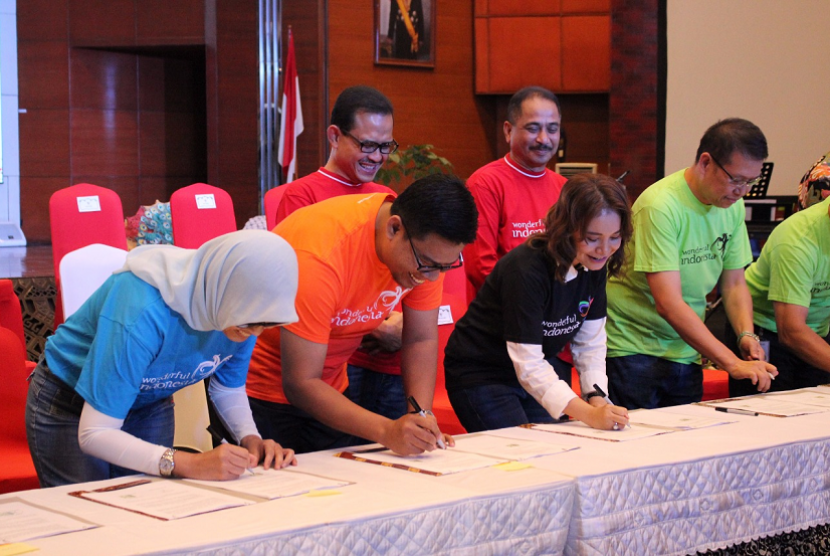 Penandatanganan Nota Kesepahaman (NK) oleh Menteri Pariwisata (Menpar) Arief Yahya dengan para artis entrepreneur sekaligus melakukan Perjanjian Kerja Sama (PKS) dengan 19 brand korporat.