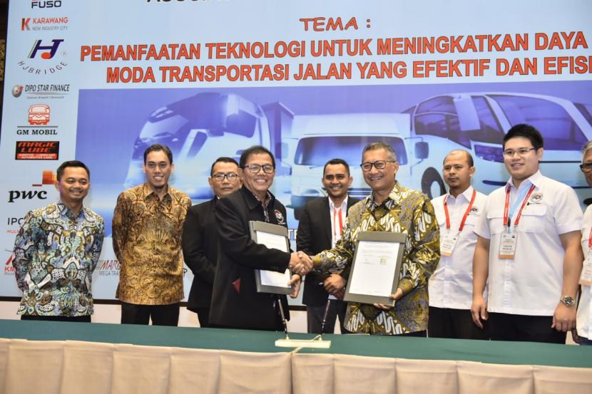 Penandatanganan nota kesepahaman oleh Direktur Strategi dan Pengembangan PGN, Syahrial Mukhtar dan Ketua Umum DPP APTRINDO Gemilang Tarigan yang berlangsung di hotel Sultan Jakarta, Jumat (6/3).