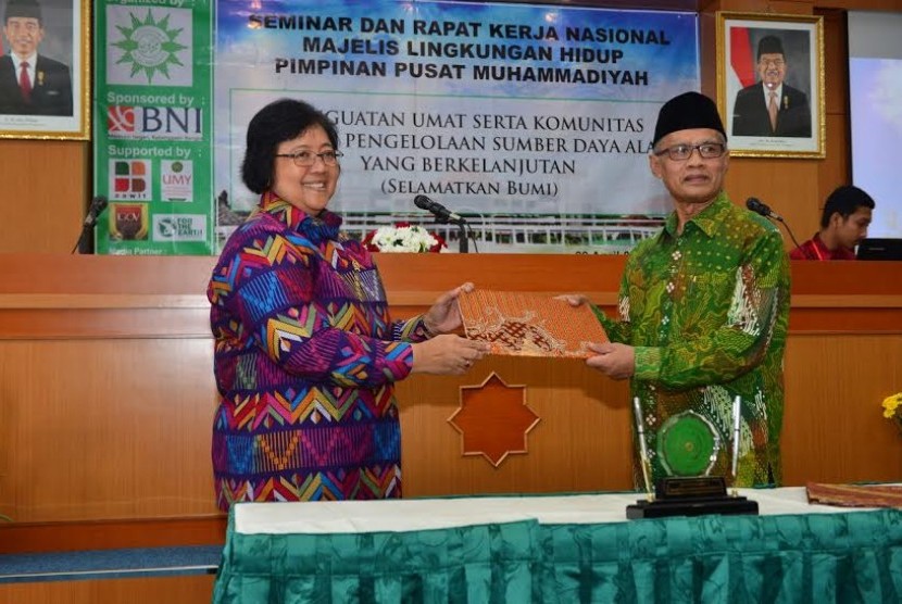  Penandatanganan Nota Kesepahaman oleh Menteri LHK Siti Nurbaya dan Ketua Umum PP Muhammadiyah Dr. H. Haedar Nashir, M.Si tentang Konservasi Sumber Daya Hutan dan Pengelolaan Lingkungan Hidup.