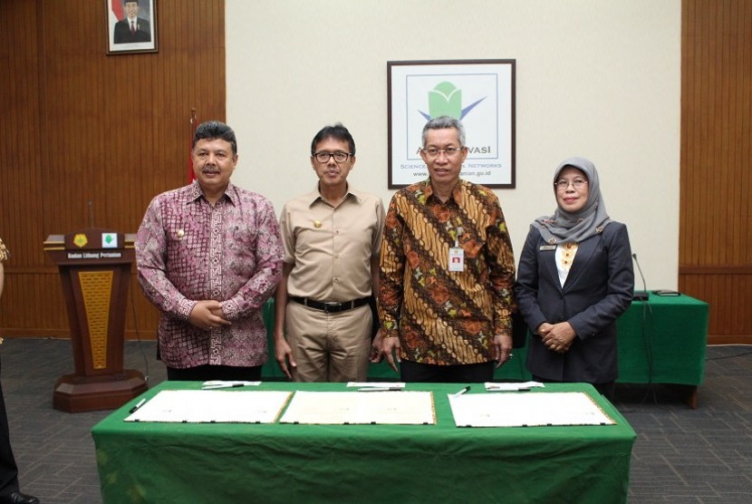 Penandatanganan nota kesepahaman tentang penelitian dan pengembangan pertanian di Provinsi Sumatera Barat antara Kepala Balitbangtan Dr. M. Syakir dengan Gubernur Sumatera Barat Irwan Prayitno